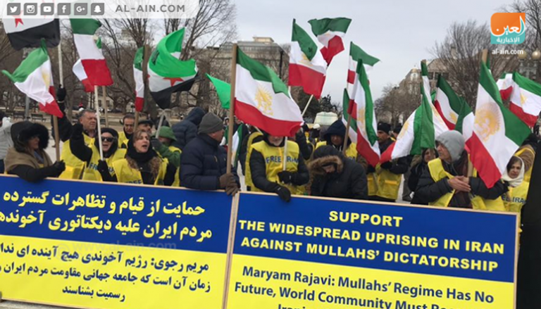 المتظاهرون يطالبون بدعم المظاهرات في إيران