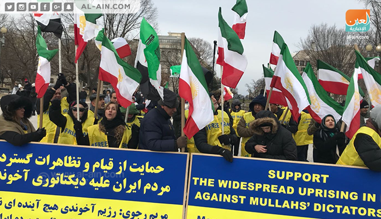 المتظاهرون يطالبون بدعم المظاهرات في إيران