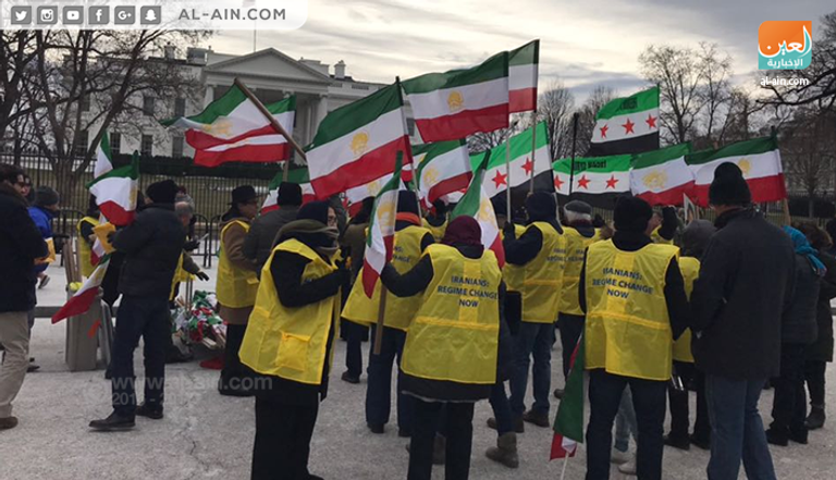 المتظاهرون يطالبون بدعم المظاهرات في إيران