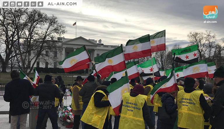 المتظاهرون يطالبون بدعم المظاهرات في إيران