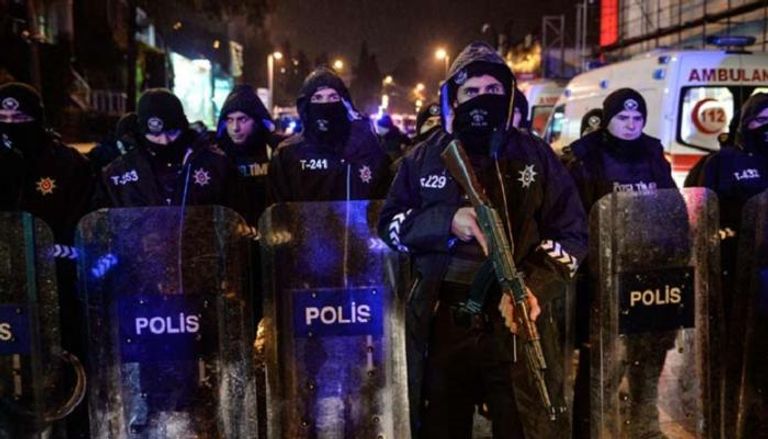 عناصر الشرطة التركية في موقع حادث رينا أرشيفية 