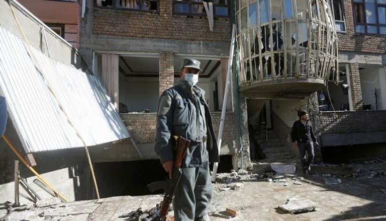 شرطي أفغاني في موقع انفجار في كابول - رويترز