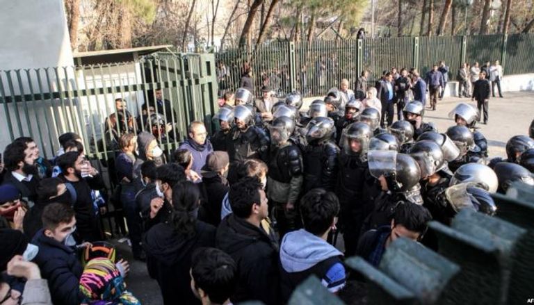 الأمن الإيراني يحاول تفريق مظاهرة مناهضة للنظام