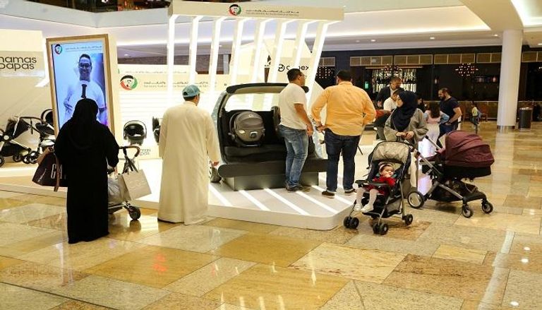 جانب من الحملة التوعوية الجماهيرية بالنظام الإماراتي لمقاعد الأطفال 