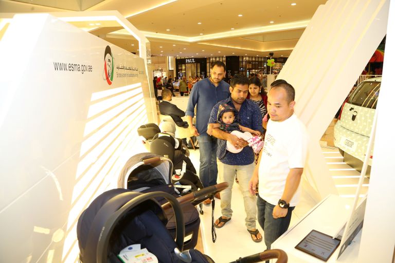 جانب من الحملة التوعوية الجماهيرية بالنظام الإماراتي لمقاعد الأطفال