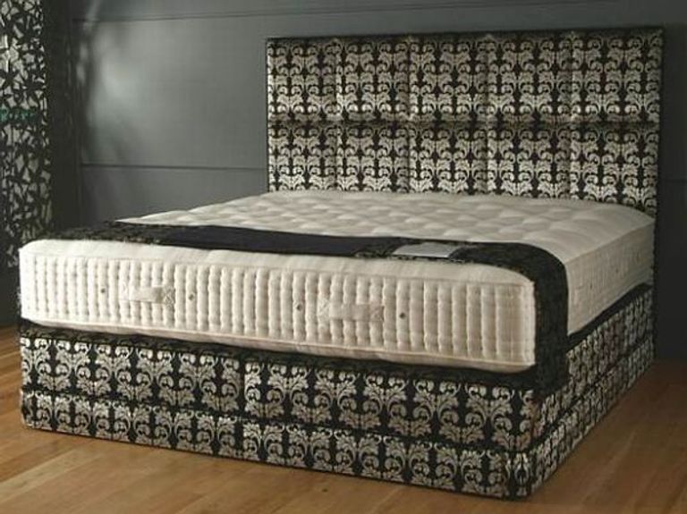 ألماس كزينة لأظافر الأغنياء