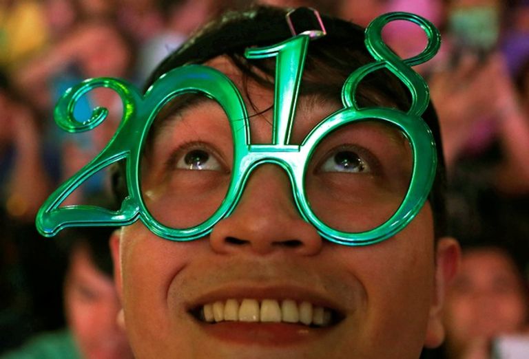 مواطن فلبيني يستقبل العام الجديد