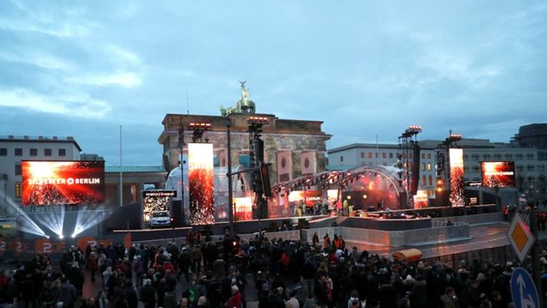  استعدادات الاحتفال في ألمانيا أمام بوابة براندنبرغ في برلين