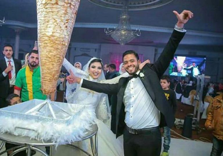 فرح تحت الماء لعروسين بمصر