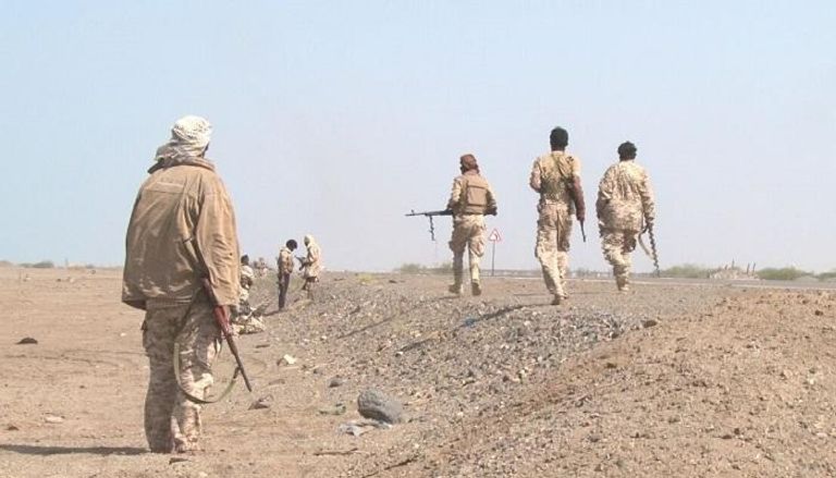 مقاتلون من القوات الحكومية خلال عملية تحرير ميناء المخأ قبل أيام