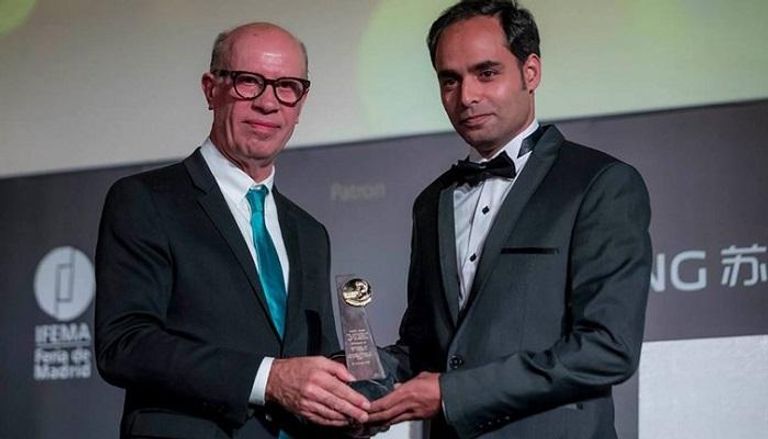 الخبير محمد يوسف يتسلم الجائزة من رئيس منظمة السياحة العالمية 