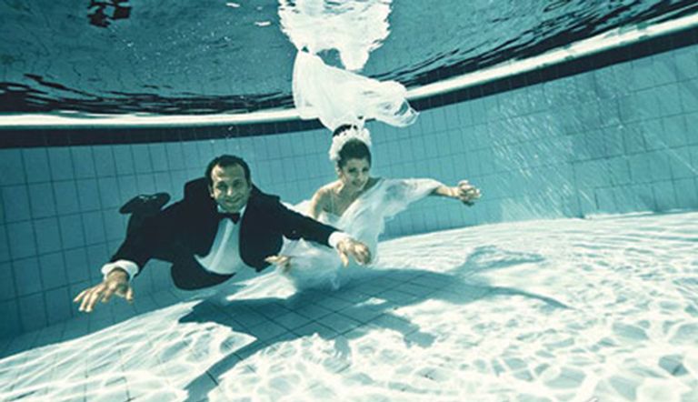 فرح تحت الماء لعروسين بمصر