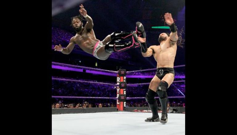 نيفيل يوجه ضربة رجل إلى سوان