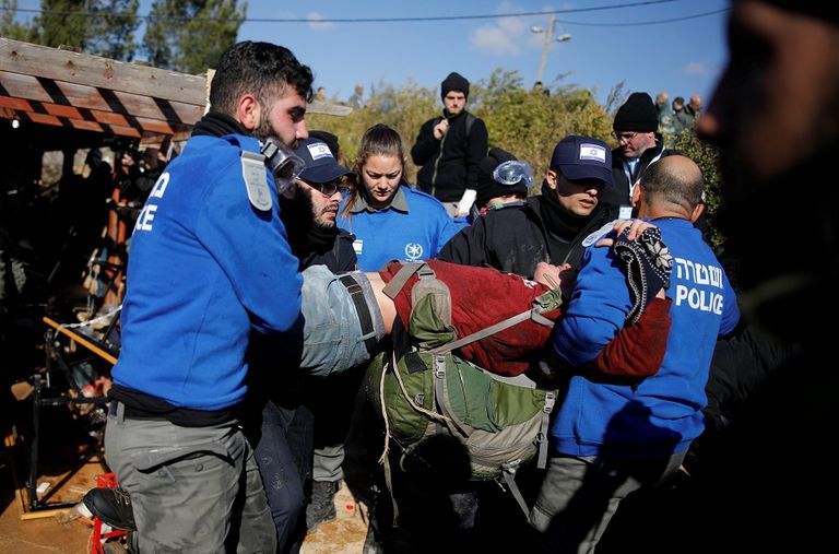 مستوطنة ترفض مغادرة عمونا