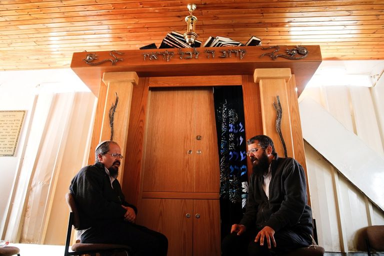 مستوطنة ترفض مغادرة عمونا