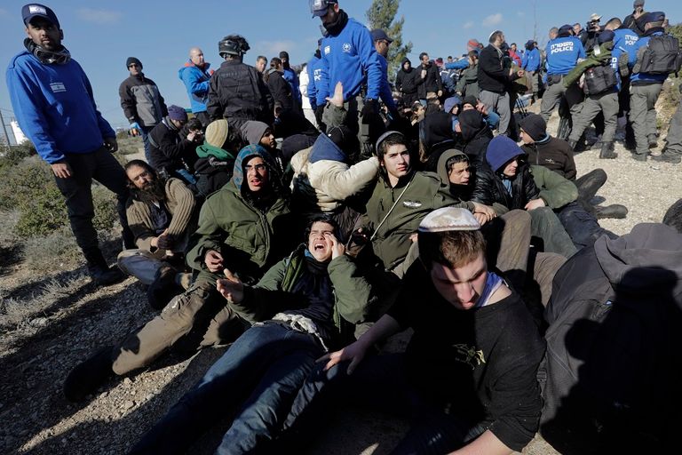 مستوطنة ترفض مغادرة عمونا