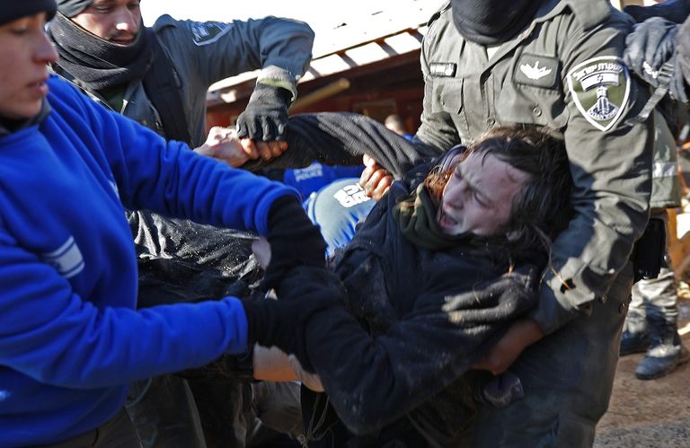 مستوطنة ترفض مغادرة عمونا