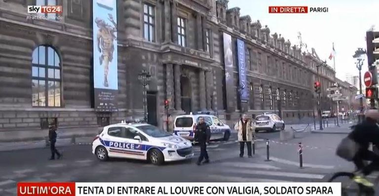 الأمن الفرنسي يطوق متحف اللوفر