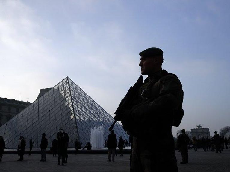 الأمن الفرنسي يطوق متحف اللوفر