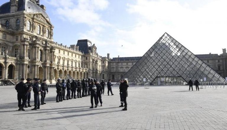 الأمن الفرنسي يطوق متحف اللوفر