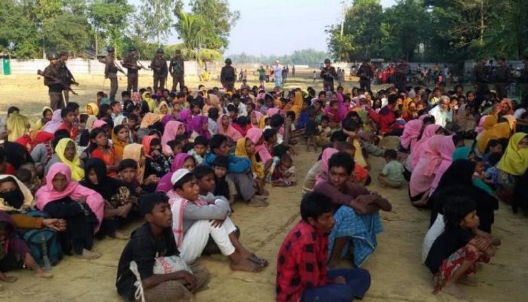 العشرات من الروهينجا في طريق فرارهم إلى بنجلاديش