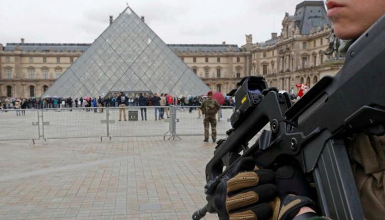 جندي فرنسي بجوار متحف اللوفر عقب الهجوم