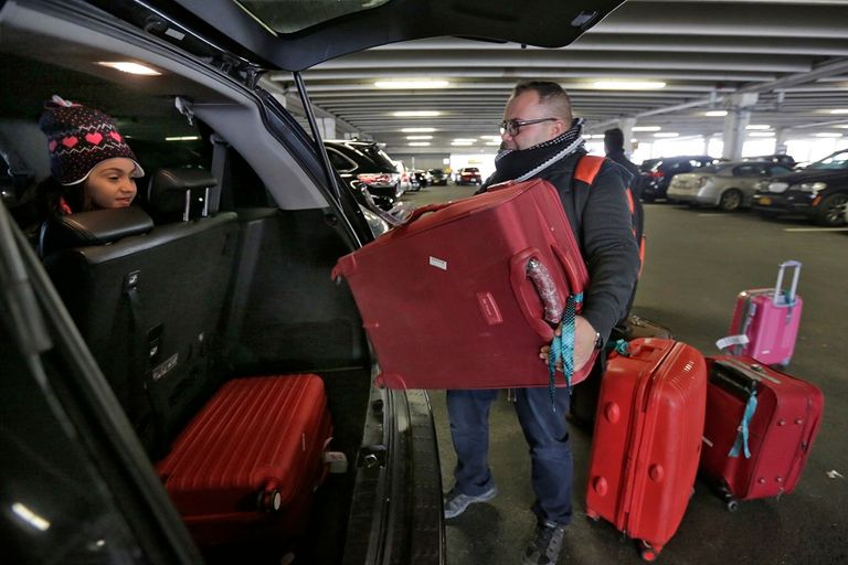 مسافرون على قوائم الانتظار بمطار أمريكي