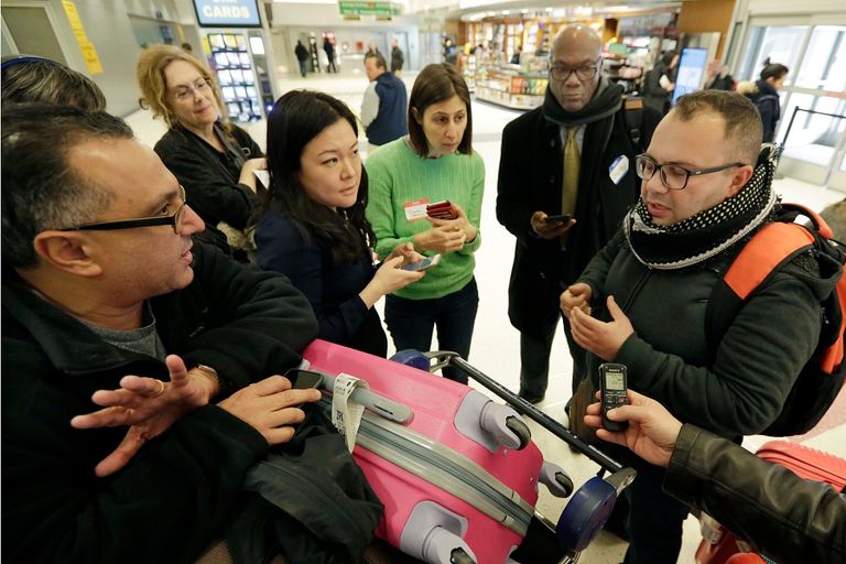 مسافرون على قوائم الانتظار بمطار أمريكي