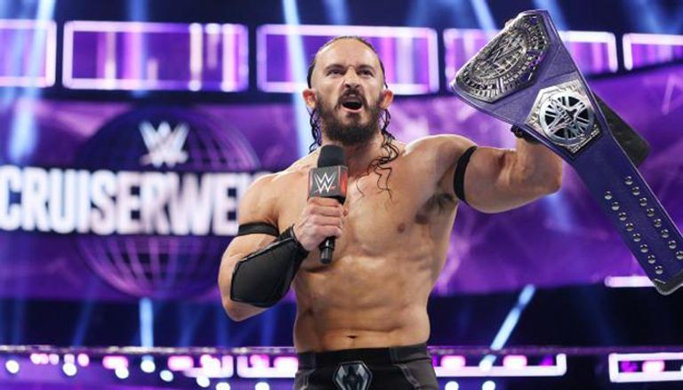 سوان يعتدي على نيفيل