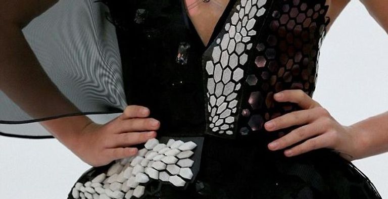 ما المادة الغريبة التي استخدمت للفستان ولاحقاً للطائرات؟