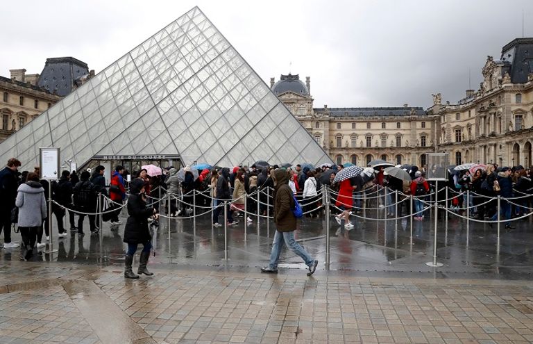 دوريات للشرطة الفرنسية وسط السائحين في اللوفر