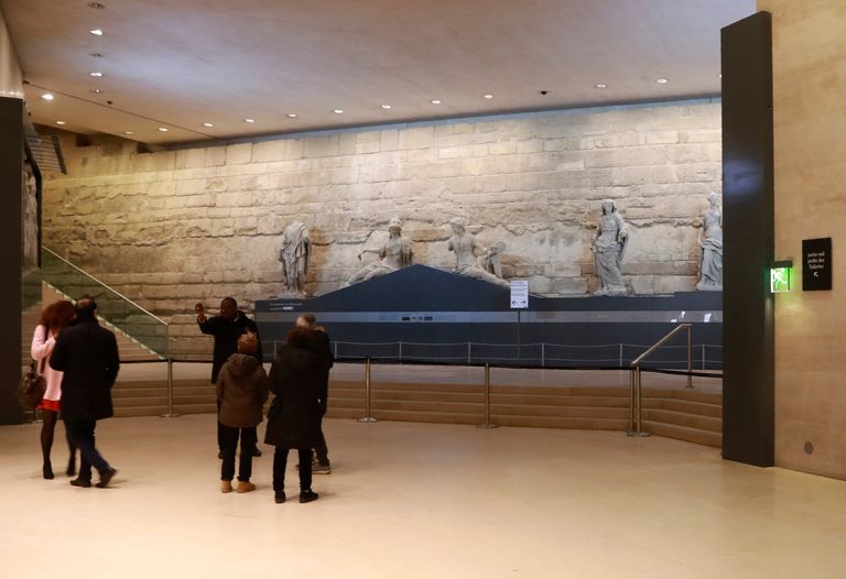 دوريات للشرطة الفرنسية وسط السائحين في اللوفر