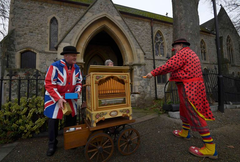 مهرجون يتجمعون في كنيسة بلندن لإحياء ذكرى أشهر مهرج بريطاني- رويترز