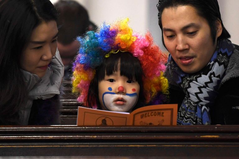 مهرجون يتجمعون في كنيسة بلندن لإحياء ذكرى أشهر مهرج بريطاني- رويترز