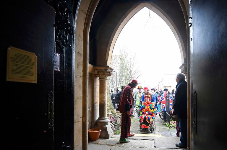 مهرجون يتجمعون في كنيسة بلندن لإحياء ذكرى أشهر مهرج بريطاني- رويترز