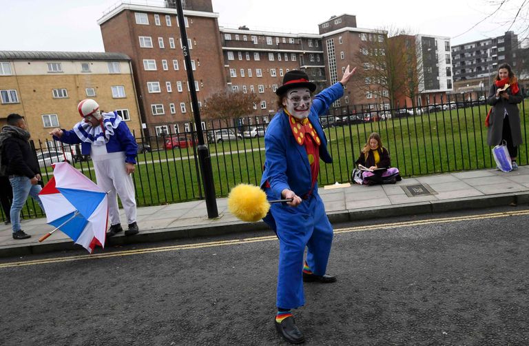 مهرجون يتجمعون في كنيسة بلندن لإحياء ذكرى أشهر مهرج بريطاني- رويترز