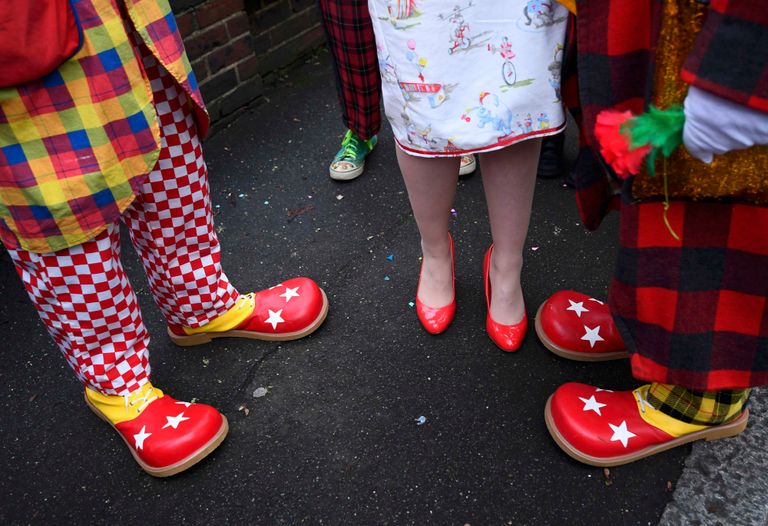 مهرجون يتجمعون في كنيسة بلندن لإحياء ذكرى أشهر مهرج بريطاني- رويترز