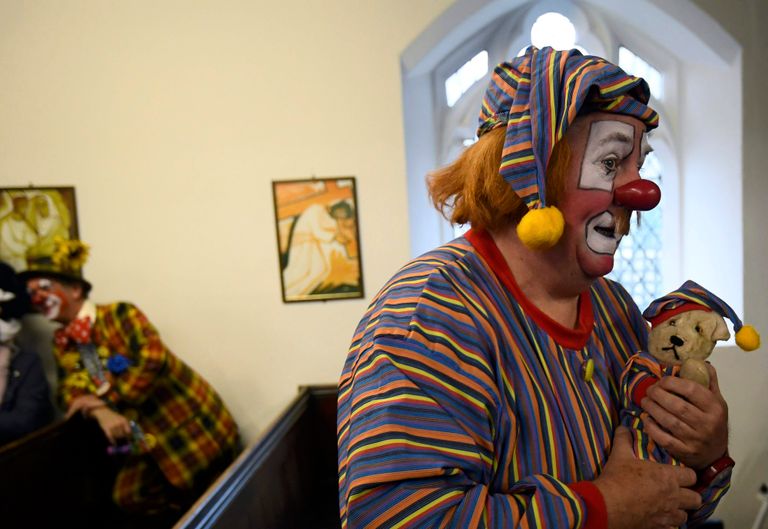 مهرجون يتجمعون في كنيسة بلندن لإحياء ذكرى أشهر مهرج بريطاني- رويترز