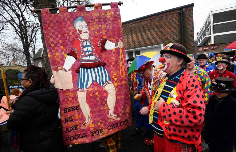 مهرجون يتجمعون في كنيسة بلندن لإحياء ذكرى أشهر مهرج بريطاني- رويترز