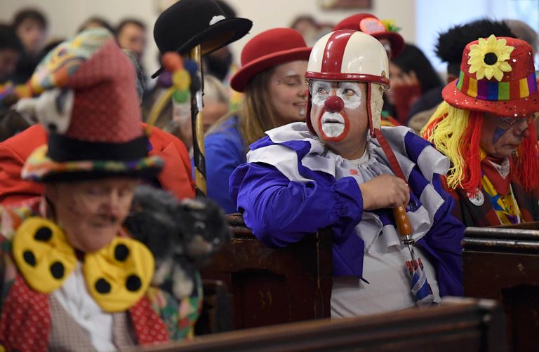 مهرجون يتجمعون في كنيسة بلندن لإحياء ذكرى أشهر مهرج بريطاني- رويترز