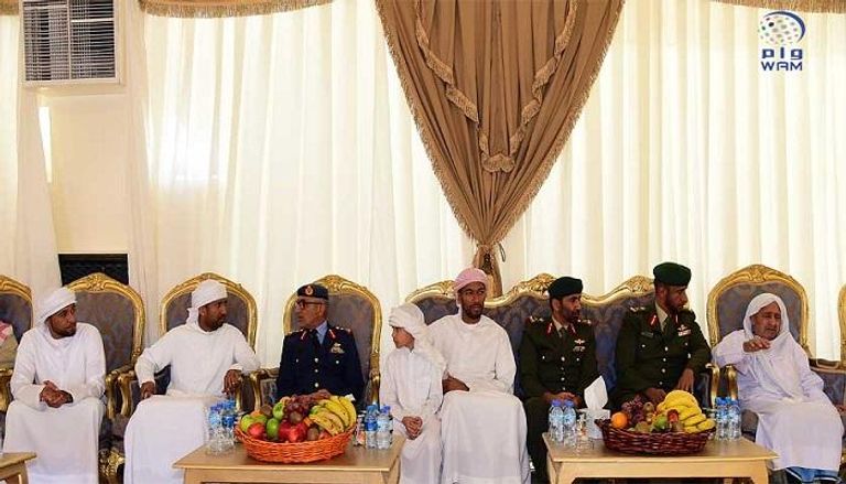 وفد القوات المسلحة الإماراتية يعزي في شهداء الواجب