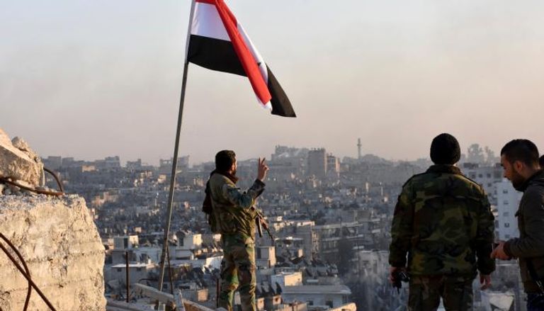 جنود سوريون يشيرون بعلامات النصر في معركة سابقة