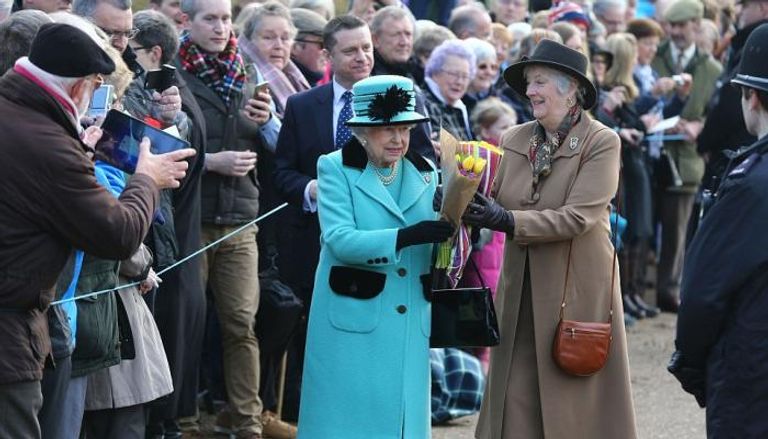 الحشود تستقبل الملكة إليزابيث بالورود