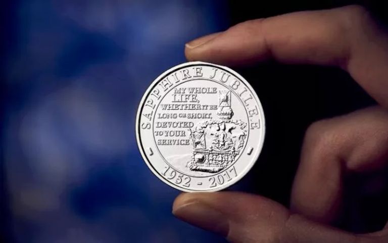 الحشود تستقبل الملكة إليزابيث بالورود