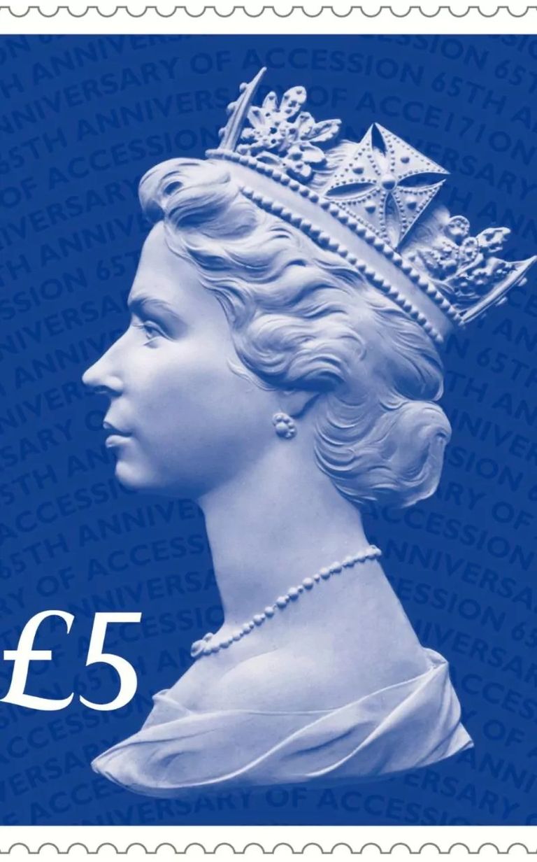 الحشود تستقبل الملكة إليزابيث بالورود