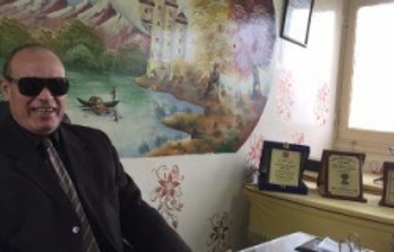 لغة الإشارة هي مفتاح التواصل بين علاء عايد وطلابه