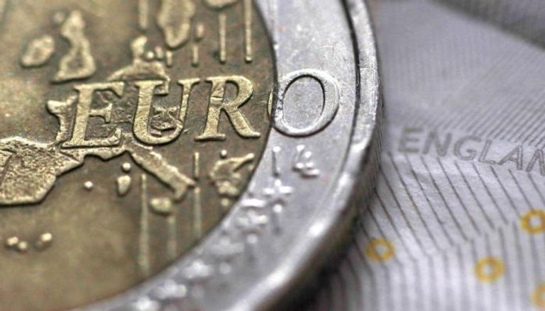 اليورو يتهاوى أمام الدولار 