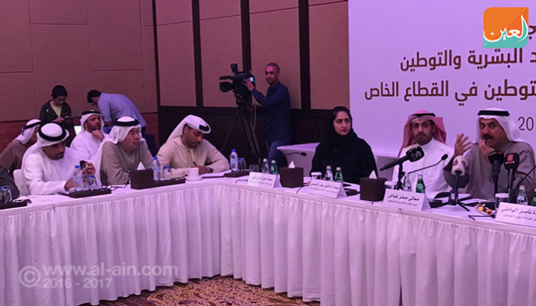 وزير الموارد البشرية والتوطين الإماراتي صقر غباش في مؤتمر التوطين