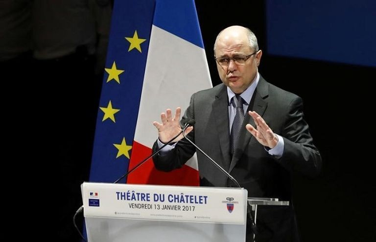 صورة لسيارات تم إحراقها فى الاحتجاجات