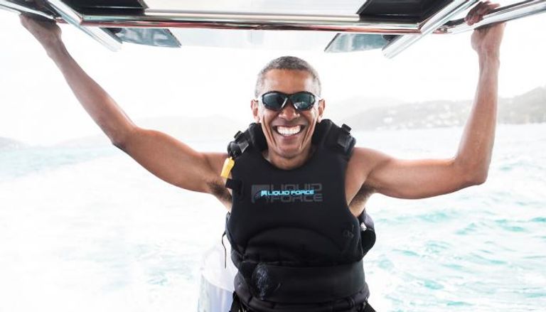 باراك أوباما أثناء ممارسة رياضة التزلج على الماء